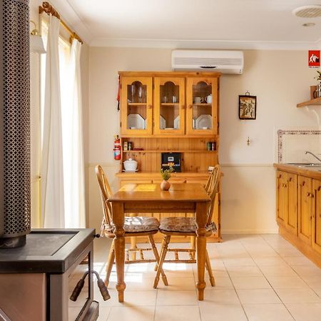 Honeysuckle Cottages Stanthorpe Ruang foto